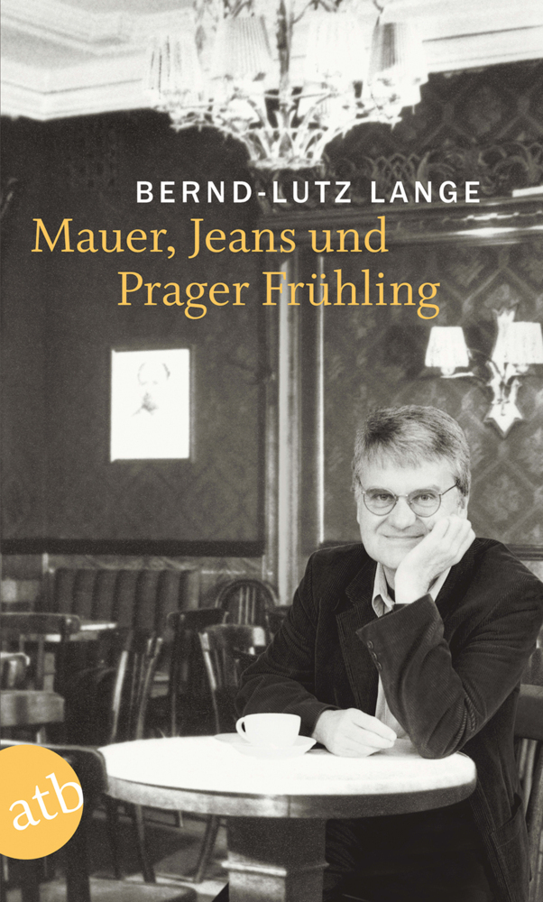 Mauer, Jeans und Prager Frühling main product photo