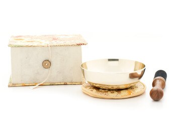 Klangschale flach (300g), mit Unterlage, Klöppel, Geschenkkarton mit Stoffbezug