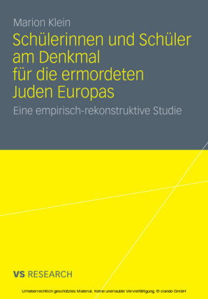 Schülerinnen und Schüler am Denkmal für die ermordeten Juden Europas
