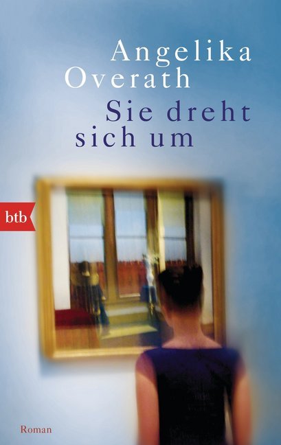 Sie dreht sich um main product photo