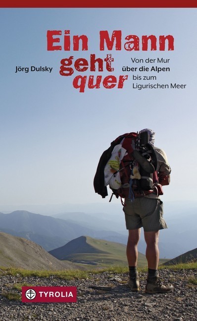 Ein Mann geht quer main product photo
