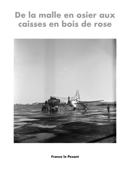 De la malle en osier aux caisses en bois de rose main product photo