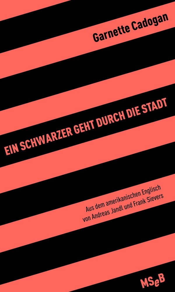 Ein Schwarzer geht durch die Stadt main product photo
