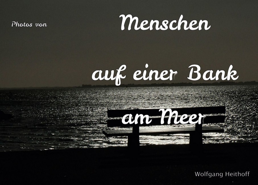 Menschen auf einer Bank am Meer main product photo