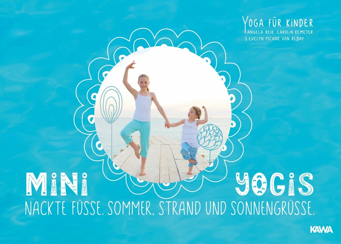 Mini-Yogis. Nackte Füsse, Sommer, Strand und Sonnengrüsse main product photo