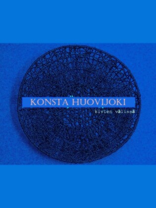 Kivien välissä