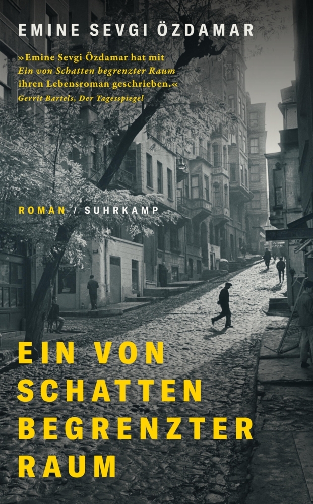 Ein von Schatten begrenzter Raum main product photo