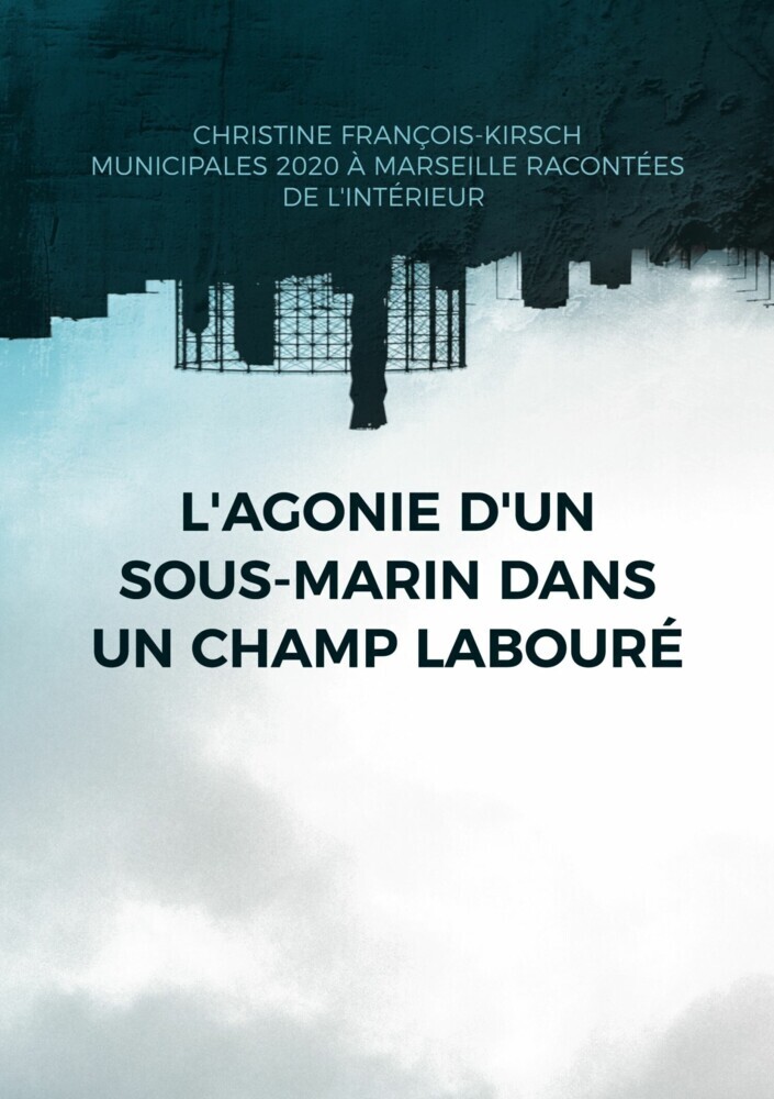 L'agonie d'un sous-marin dans un champ labouré main product photo