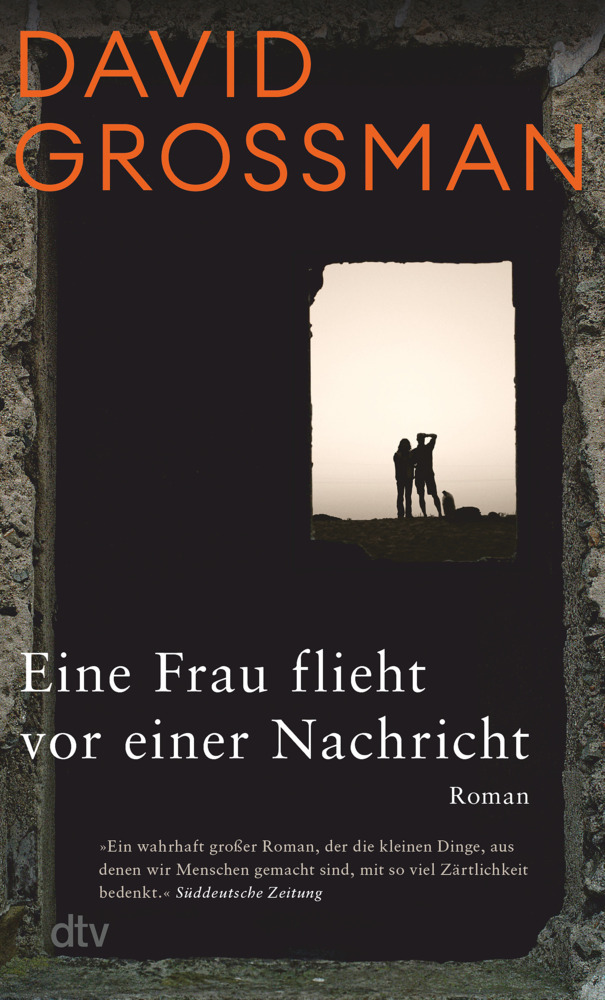 Eine Frau flieht vor einer Nachricht main product photo