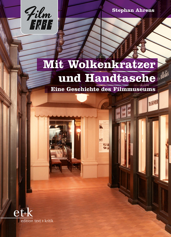Mit Wolkenkratzer und Handtasche main product photo