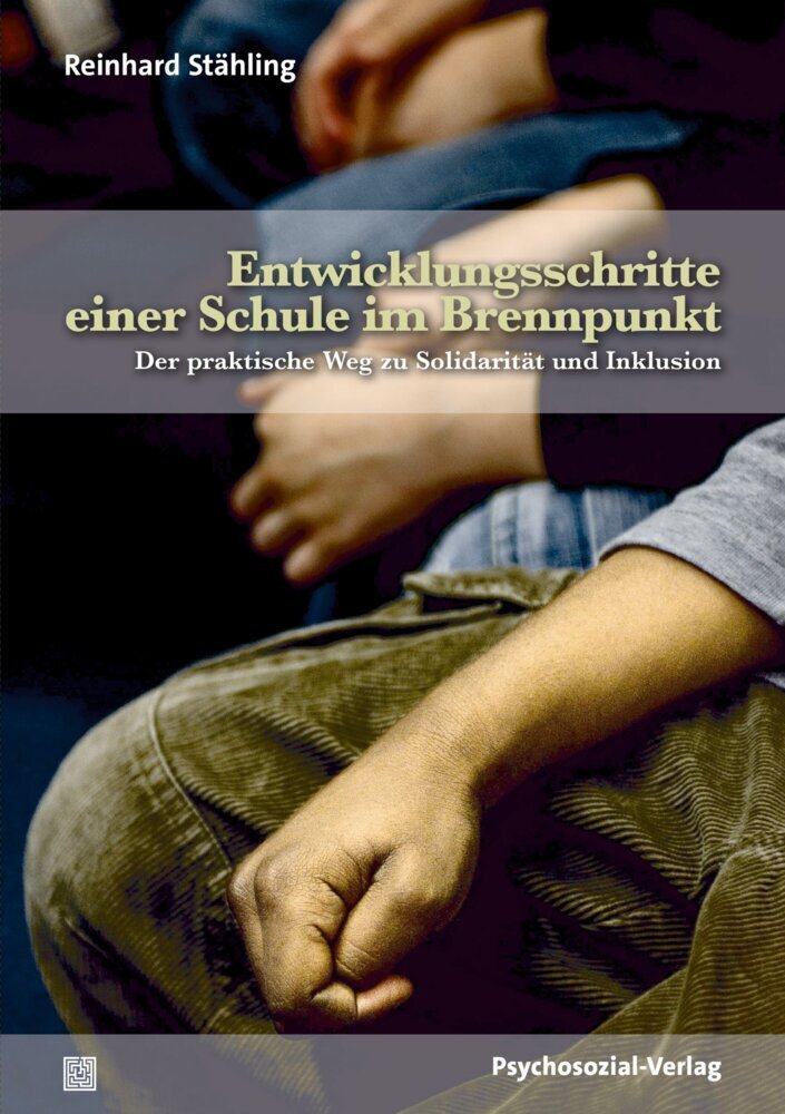 Entwicklungsschritte einer Schule im Brennpunkt main product photo