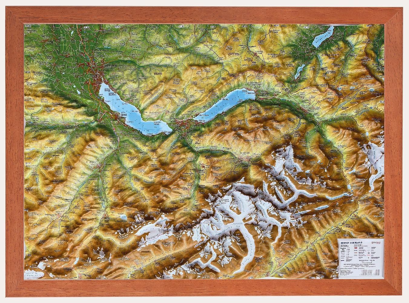 Berner Oberland, Reliefkarte klein 1:200.000 mit Holzrahmen main product photo
