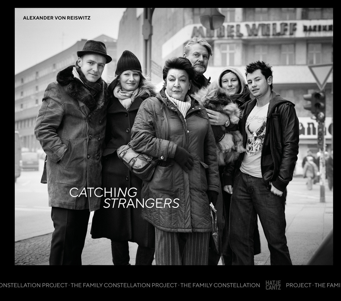 Alexander von Reiswitz: Catching Strangers. The Family Constellation Project - Inszenierte Porträts & Geschichten über Familie, Identität und Zufall main product photo