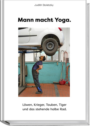 Mann macht Yoga.