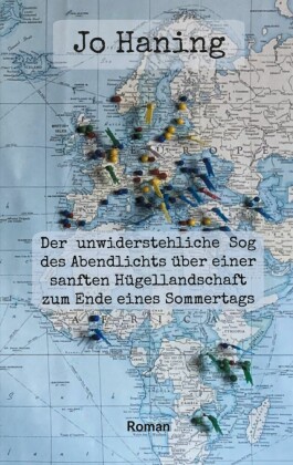 Der unwiderstehliche Sog des Abendlichts über einer sanften Hügellandschaft zum Ende eines Sommertags
