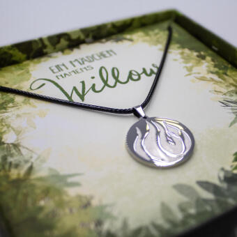 Ein Mädchen namens Willow: Halskette mit Anhänger (Element Feuer)