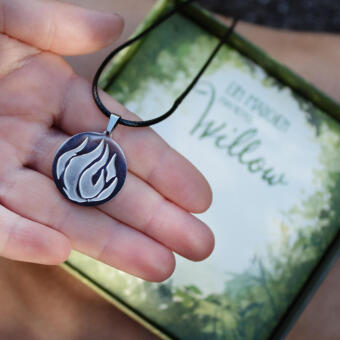 Ein Mädchen namens Willow: Halskette mit Anhänger (Element Feuer)