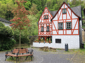 CALVENDO Puzzle Monreal, Fachwerkdorf in der Eifel | 1000 Teile Lege-Größe 64x48cm Foto-Puzzle für glückliche Stunden