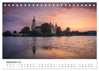 Schweriner Märchenschloss (Tischkalender 2027 DIN A5 quer), CALVENDO Monatskalender