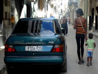 CALVENDO Puzzle Mercedes-Benz 200 E in Havanna - Ein Motiv aus dem Kalender "STERN-STUNDEN IN HAVANNA - MERCEDES-BENZ AUF KUBA" | 1000 Teile Lege-Größe 64x48cm Foto-Puzzle für glückliche Stunden
