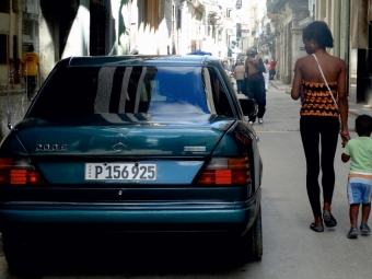 CALVENDO Puzzle Mercedes-Benz 200 E in Havanna - Ein Motiv aus dem Kalender "STERN-STUNDEN IN HAVANNA - MERCEDES-BENZ AUF KUBA" | 1000 Teile Lege-Größe 64x48cm Foto-Puzzle für glückliche Stunden