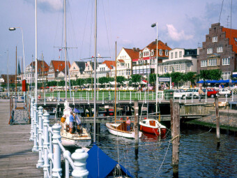 CALVENDO Puzzle Kaiserbrücke mit Ortsansicht Travemünde | 1000 Teile Lege-Größe 64x48cm Foto-Puzzle für glückliche Stunden