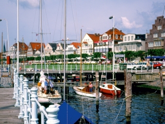 CALVENDO Puzzle Kaiserbrücke mit Ortsansicht Travemünde | 1000 Teile Lege-Größe 64x48cm Foto-Puzzle für glückliche Stunden