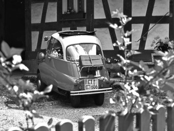 CALVENDO Puzzle Ein Motiv aus dem Kalender BMW Isetta 300 in schwarzweiß | 1000 Teile Lege-Größe 64x48cm Foto-Puzzle für glückliche Stunden