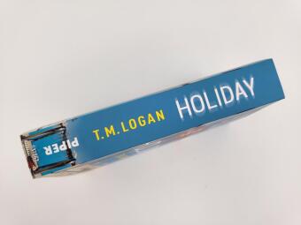 Holiday - Sieben Tage. Drei Familien. Ein tödliches Geheimnis.