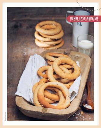 Bäuerinnen backen traditionelles Festgebäck
