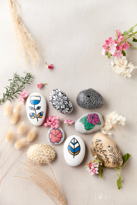 Kreativ-Set: Sag's mit Blumen - Florale Botschaften auf Steinen. Mit Anleitungsbuch und Material