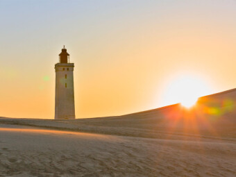 CALVENDO Puzzle Der alte Leuchtturm von Rubjerg Knude in der Abendsonne | 1000 Teile Lege-Größe 64x48cm Foto-Puzzle für glückliche Stunden