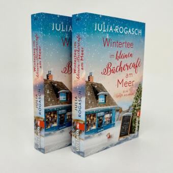 Wintertee im kleinen Büchercafé am Meer