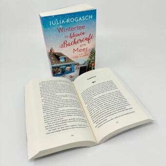 Wintertee im kleinen Büchercafé am Meer