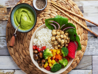 CALVENDO Puzzle Vegane Bowl mit Kichererbsen, Mais, Paprika, Avocadodip, Karotten, Brokkoli, rote Beete | 1000 Teile Lege-Größe 64x48cm Foto-Puzzle für glückliche Stunden