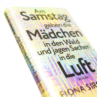Am Samstag gehen die Mädchen in den Wald und jagen Sachen in die Luft