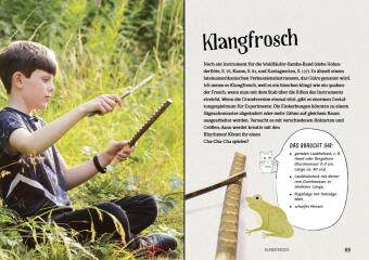 Kinder schnitzen im Wald
