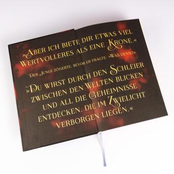 The Fallen and the Kiss of Dusk (Crowns of Nyaxia 4) 