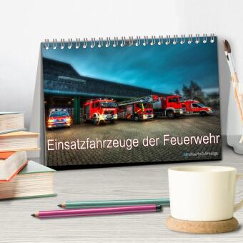 Einsatzfahrzeuge der Feuerwehr (Tischkalender 2026 DIN A5 quer), CALVENDO Monatskalender