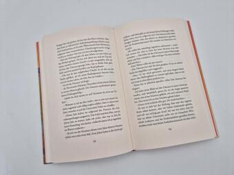 Sommerleuchten über der Freitagsbuchhandlung